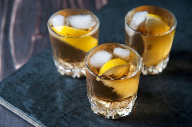Alkol brendi, viski, limon ve buz ile kokteyl