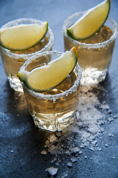 Tequila tiro com limão e sal marinho na mesa preta — Fotografia de Stock