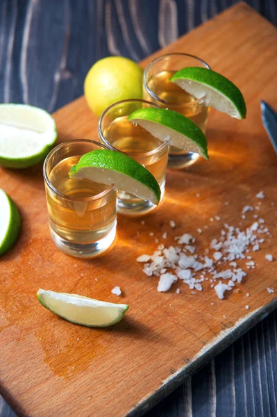 Tequila em copos de shot com limão e sal — Fotografia de Stock