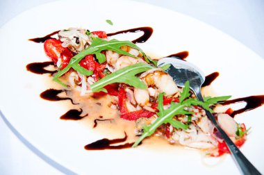 Tay spicy seafood tabak salataya kadar yakın