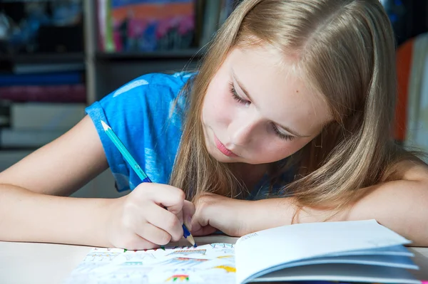 Gadis cantik duduk di meja dengan pensil buku mewarnai dewasa  . — Stok Foto