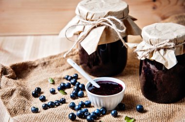 ev yapımı yaban mersini reçeli bir kavanoz ve tablo taze yaban mersini.