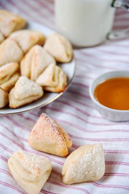 Bal ve süt kırsal kahvaltı kadar peynir kurabiye