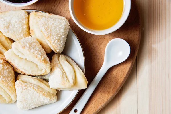 Bal ve reçel kırsal kahvaltı olarak peynir kurabiye