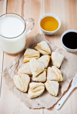 Bal ve reçel kırsal kahvaltı olarak peynir kurabiye