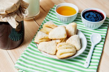 Bal ve reçel kırsal kahvaltı olarak peynir kurabiye