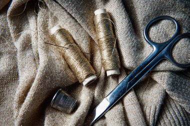 Dikiş Tekstil veya bez. Makas makara iplik ve altın kumaş.