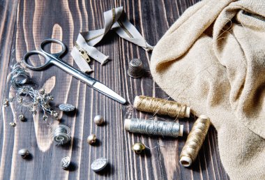 Dikiş Tekstil veya bez. Makas makara iplik ve altın kumaş.