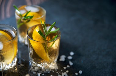 Alkol buz ve yasaktır biberiye üzerinde karanlık tablo limon kokteyli