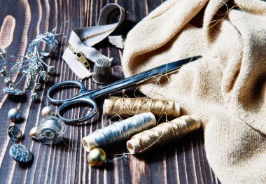 Dikiş Tekstil veya bez. Makas makara iplik ve altın kumaş.