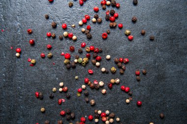 Siyah, beyaz ve kırmızı biber karanlık taş
