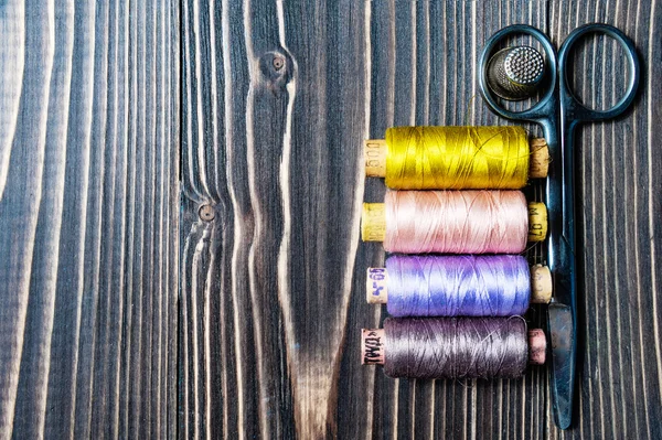 Acessórios para costura em mesa de madeira escura — Fotografia de Stock