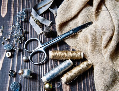 Dikiş Tekstil veya bez. Makas makara iplik ve altın kumaş.