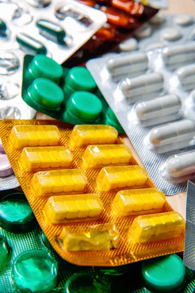 Таблетки таблетки капсули в упаковці блістерів — стокове фото