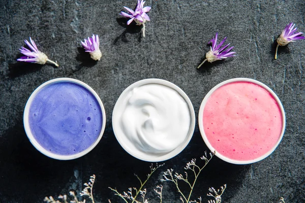 Eski siyah ahşap masa mor spa ayarı