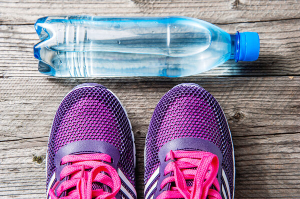 Спортивные бегуны и бутылка воды
