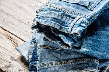 Kahverengi ahşap zemin üzerinde mavi jeans.