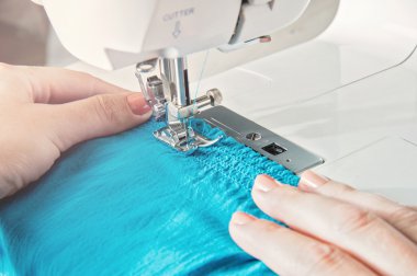 Bir terzi elleri ile dikiş makinesi
