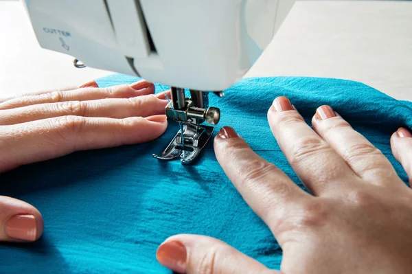 Machine à coudre avec les mains d'un tailleur — Photo