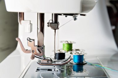 Dikiş makinesi makaraları ile görünümünü kapat