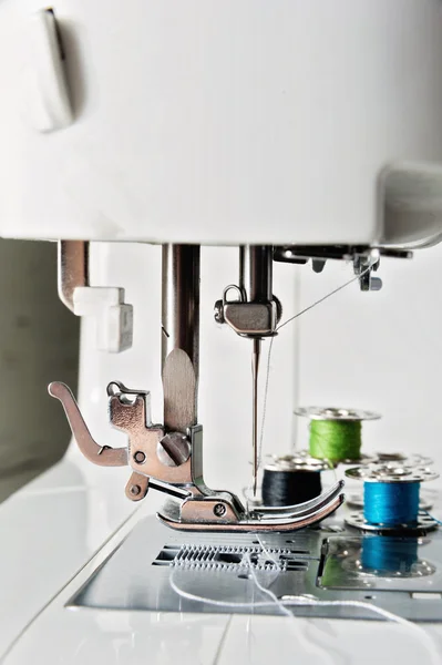Vista de perto da máquina de costura com bobinas — Fotografia de Stock