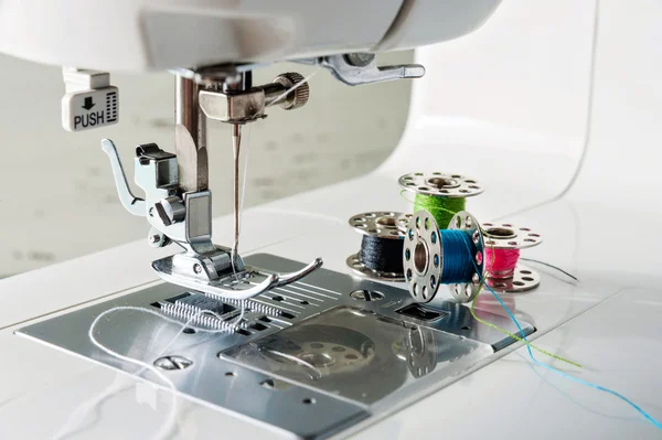 Крупный план швейной машины с катушками — стоковое фото