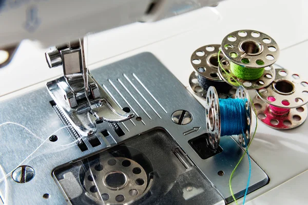 Vue rapprochée de la machine à coudre avec bobines — Photo