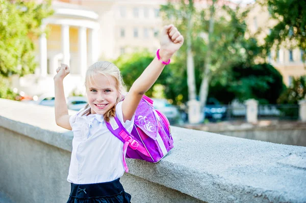 Colegiala en uniforme escolar mostrando las manos arriba — Foto de Stock