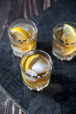 Alkol brendi, viski, limon ve buz ile kokteyl