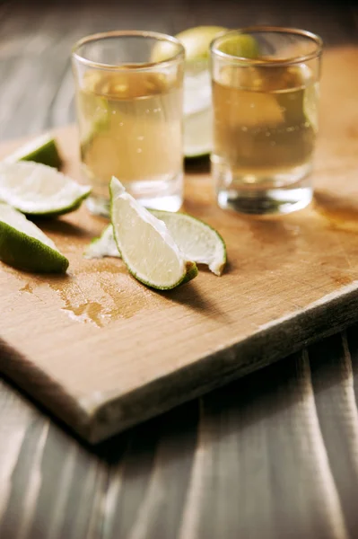 Tequila em copos de shot com limão e sal — Fotografia de Stock