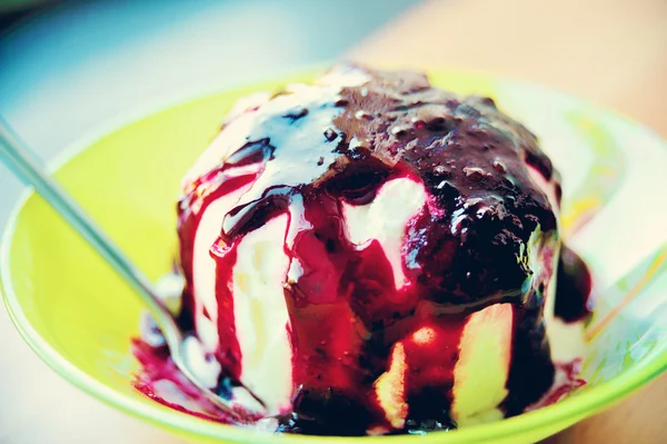 Мороженое с ягодным вареньем в тонусе — стоковое фото