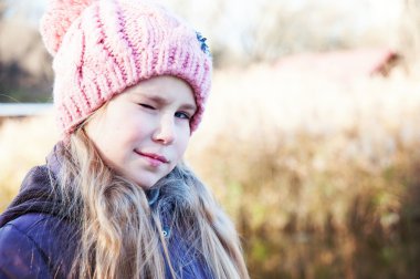 Bir neşeli şirin kırpışan kız closeup portresi