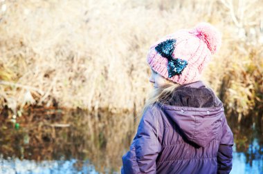 Genç kız sezon soğuk suya yakın. Arkadan Görünüm