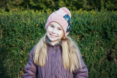 Bahar park yeşil çimenlerin üzerinde mutlu kız.