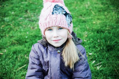 Güzel küçük bir kız açık portre Güz, Bahar, kış 
