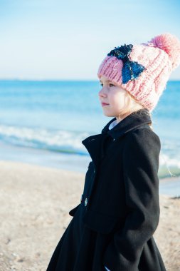 Portre 8 yaşında bir kız deniz, yan görünüm yakınındaki