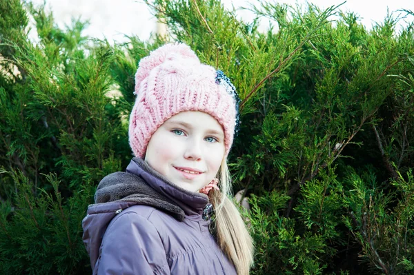 Gros plan portrait petite fille en hiver près de l'épinette — Photo