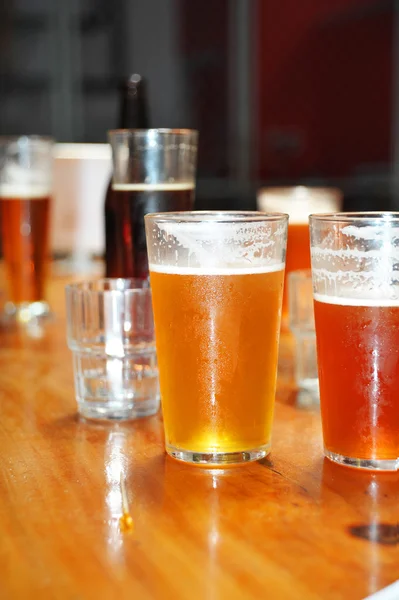 Vielfalt an verschiedenen Bieren lizenzfreie Stockfotos