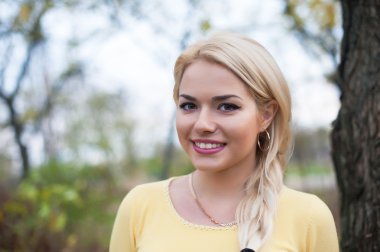 Gülümseyen güzel kadın model açık portre kadar kapatın