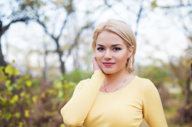 Gülümseyen güzel kadın model açık portre kadar kapatın