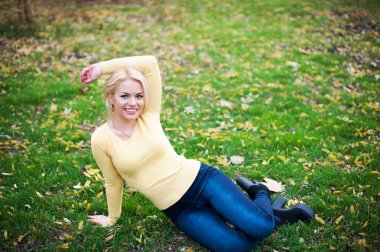 Yeşil çimenlerin üzerinde doğal arka plan güzel genç kadın portresi oturur