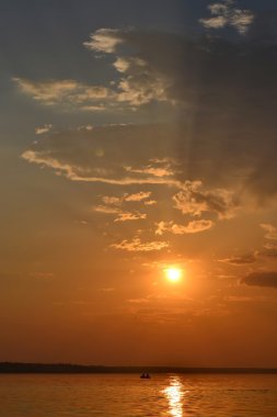 Fiserman ve güzel gün batımı ile küçük tekne