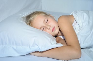 Uyuyan genç bir kızın portresi kapatın