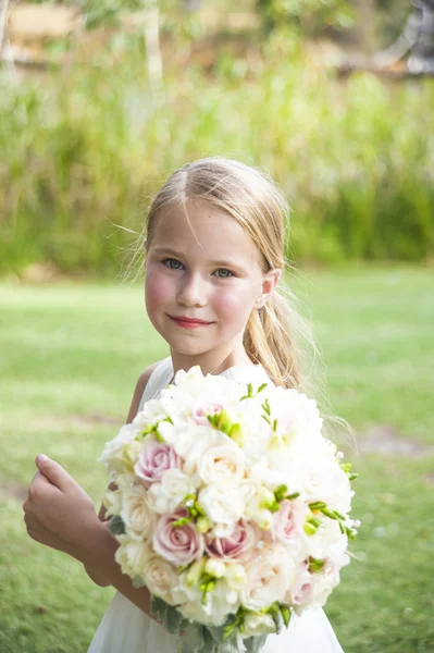 Kaukázusi virág lány csokor mosolyogva portréja — Stock Fotó