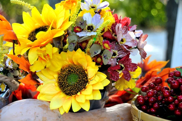 Bouquet autunnale, decorazione autunnale colorata — Foto Stock