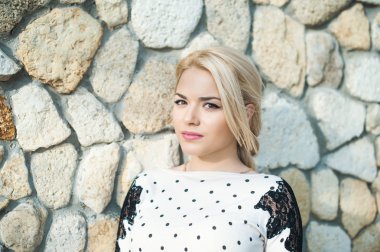 Taş duvarının yakınında portre genç ve güzel kız