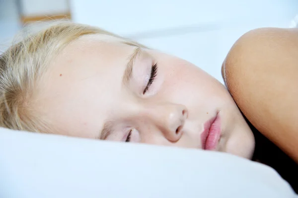 Yüksek anahtar yakın uyuyan sevimli küçük kız portresi. — Stok fotoğraf
