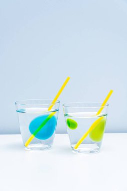 Bardağa iki sağlıklı limonata konur. İki temiz bardakta saf su..