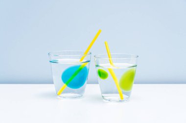 Bardağa iki sağlıklı limonata konur. İki temiz bardakta saf su..