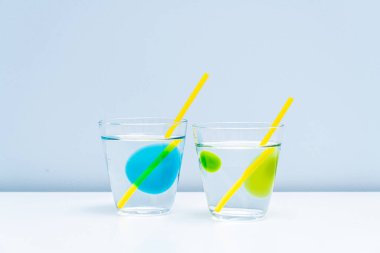 Bardağa sağlıklı bir limonata konur. Temiz bardakta saf su..